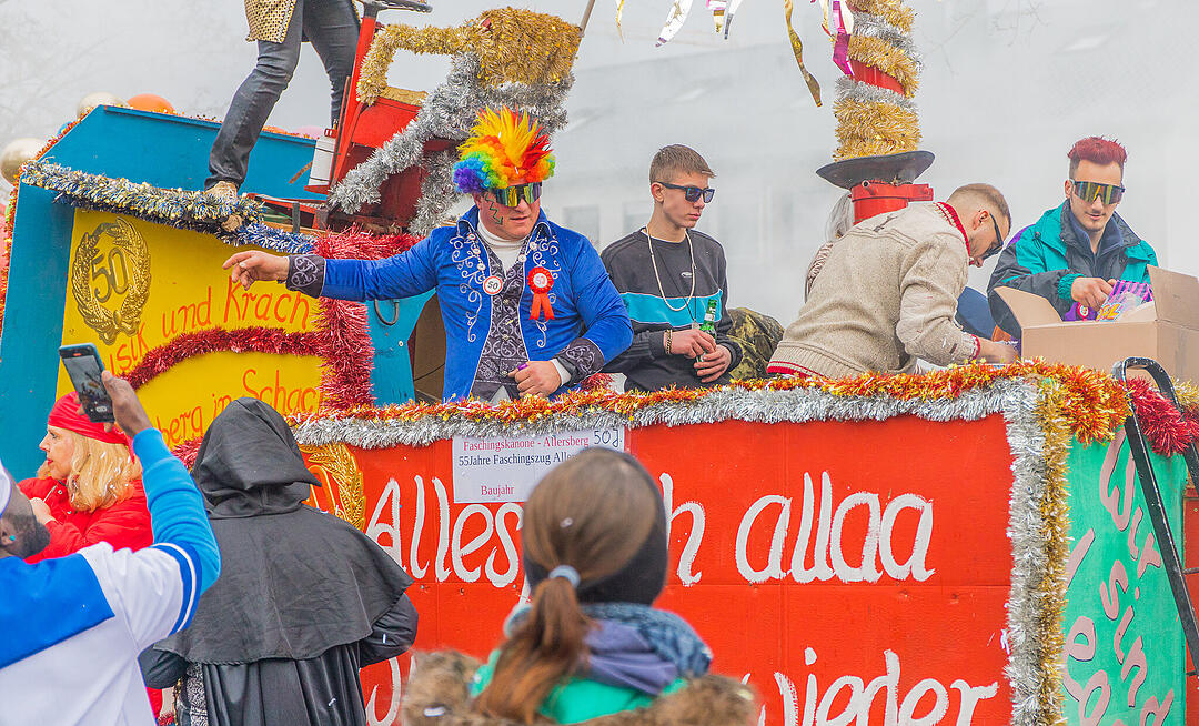 Buntes Faschingstreiben begeistert groß und klein.