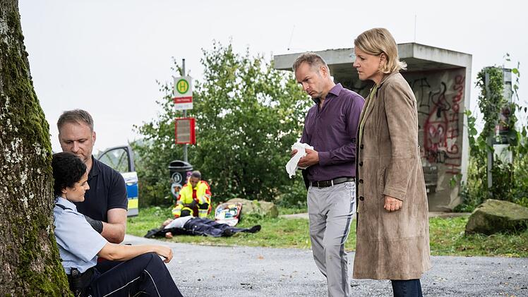 Polizistin Claudia Baum (Nagmeh Alaei, links) und ihr Kollege fuhren gerade Streife, als Unbekannte auf einem Motorrad den Polizisten durch die Frontscheibe des Wagens erschossen. Marie Brand (Mariele Millowitsch) und Jürgen Simmel (Hinnerk Schönemann, zweiter von rechts) erhalten von ihr einen Hinweis, der sie auf eine Spur bringt.