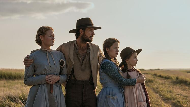 Familienvater Charles Ingalls (Luke Bracey) hat mit seiner Frau Caroline (Crosby Fitzgerald, links) und den T&ouml;chtern Mary (Skywalker Hughes, zweite von rechts) und Laura (Alice Halsey) ihre Heimat in Wisconsin verlassen, um in fruchtbarerem Land, das von der Regierung als frei versprochen wurde, ein neues Leben zu beginnen.