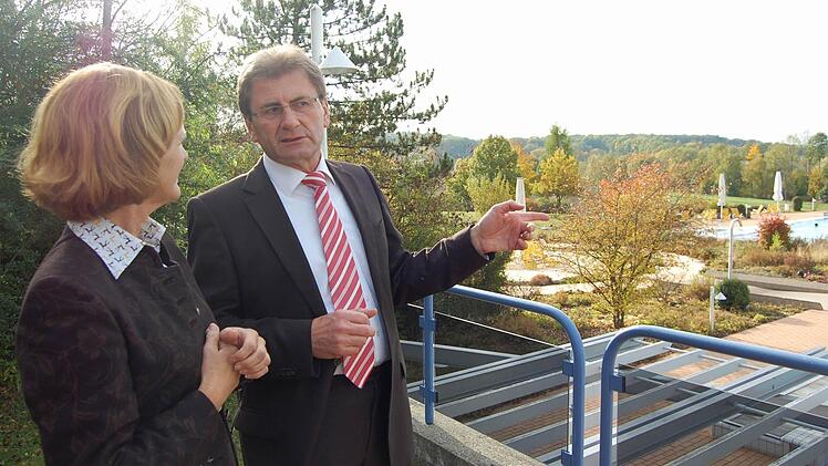 Nächster Programmpunkt: die Therme Natur; rechts Bad Rodachs Bürgermeister Gerold Strobel