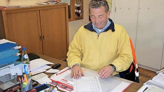 Am Montag füllte er letztmals die Stundenzettel seiner Mitarbeiter aus. Sein eigener ist so ausgefüllt, dass er vorzeitig in den Vorruhestand geht: Werner Grell, Eberns scheidender Bauhofleiter. Fotos: Ralf Kestel