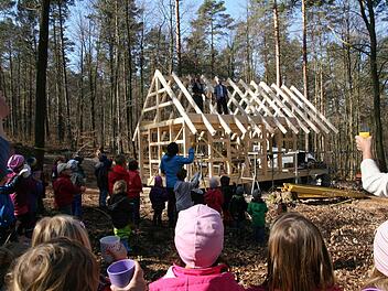 Erst wird das Richtbäumchen geschmückt und dann dem Zimmermann Raimund Ahles gelauscht, wie er den Fachwerkbau Gottes Schutz befiehlt und die Bauherrn lobt. Fotos: Werner Baier
