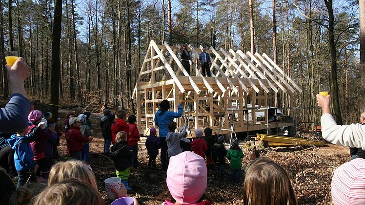 Erst wird das Richtbäumchen geschmückt und dann dem Zimmermann Raimund Ahles gelauscht, wie er den Fachwerkbau Gottes Schutz befiehlt und die Bauherrn lobt. Fotos: Werner Baier