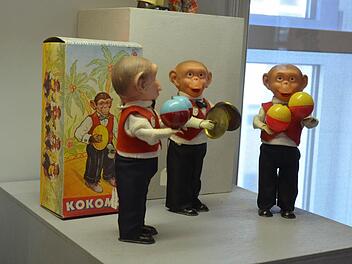 Sie funktionieren noch immer, die Äffchen, die in den 50er Jahren bei Mac Carl in Creidlitz hergestellt wurden. Foto: Rainer Lutz