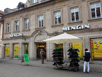 Für die Menschen aus Erlangen und dem Umland gehört das Schuhgeschäft Mengin fest zum Straßenbild der Fußgängerzone. Foto: Nikolas Pelke