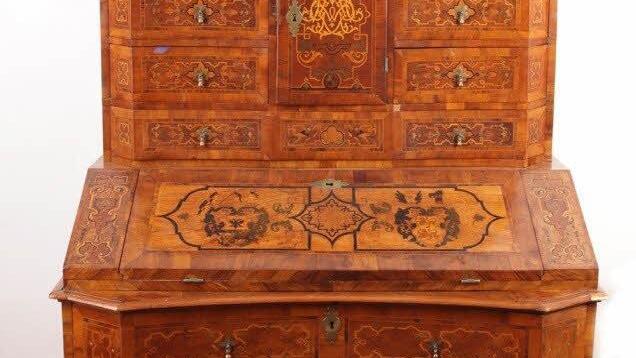 Ein Schreibschrank (um 1725)