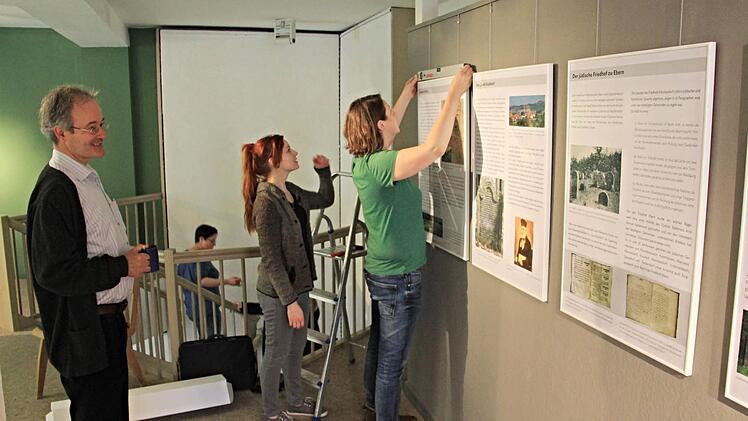 Professor Dr. Stefan Rohrbacher beim Aufbau der Ausstellung in der xaver-mayr-galerie mit den Studentinnen (von rechts) Anna Martin und Hannah Aretz. Foto: Helmut Will