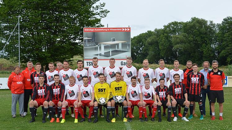 Mit diesem Kader geht der Kreisliga-Meister TSV Meeder in die Bezirksliga-Saison 2017/2018 (hinten von links): Spielleiter Dieter Sommer, Trainer Stefan Nöth, Simon Schubert, Pascal Wächter, Betreuer Wolfgang Wicht, Benjamin Müller, Moritz Gemeinder, Florian Schubert, Tim Knoch, Christian Dreßel, Dominik Gleißner, Jannik Schorr, Tom Thiel, Abteilungsleiter Martin Flurschütz, Manuel Schubert, Vorstand Helmut Meyer und Torwarttrainer Christian Müller; (vorne von links): Leon Pietsch, Julian Gle...