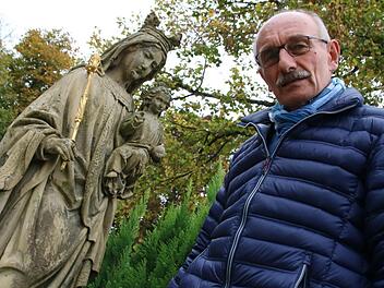 Der Vorsitzende der Kulturinitiative Staffelstein (KIS), Hermann Hacker, mit der Stengel-Madonna auf dem Staffelsteiner Friedhof.Matthias Einwag