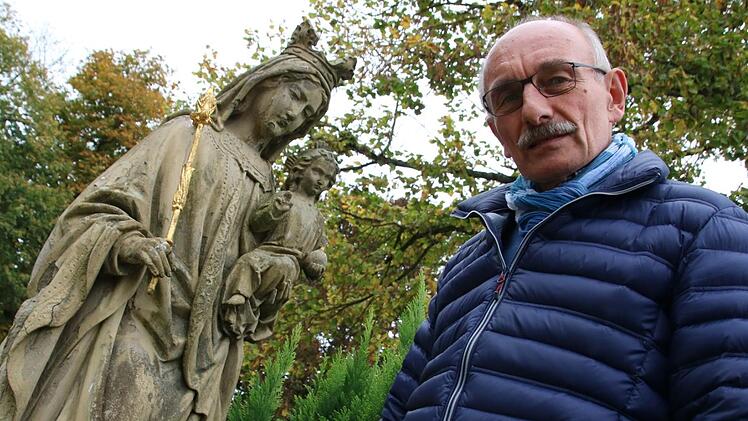 Der Vorsitzende der Kulturinitiative Staffelstein (KIS), Hermann Hacker, mit der Stengel-Madonna auf dem Staffelsteiner Friedhof.Matthias Einwag