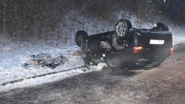 Bei einem schweren Verkehrsunfall im Landkreis Hof ist eine 31-J&auml;hrige verletzt worden. Foto: Polizei Hof