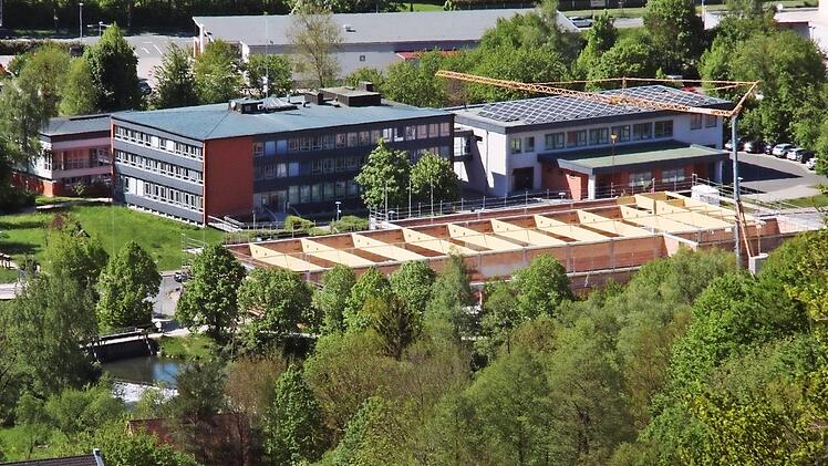 Von der Wallerwarte aus werden die Dimensionen des Neubaus am Oberen Tor in Ebermannstadt deutlich.  Foto: Josef Hofbauer
