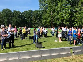 Die Besucher beim Gottesdienst auf dem Sportplatz der DJK Kersbach Foto: Gerhard Hoch