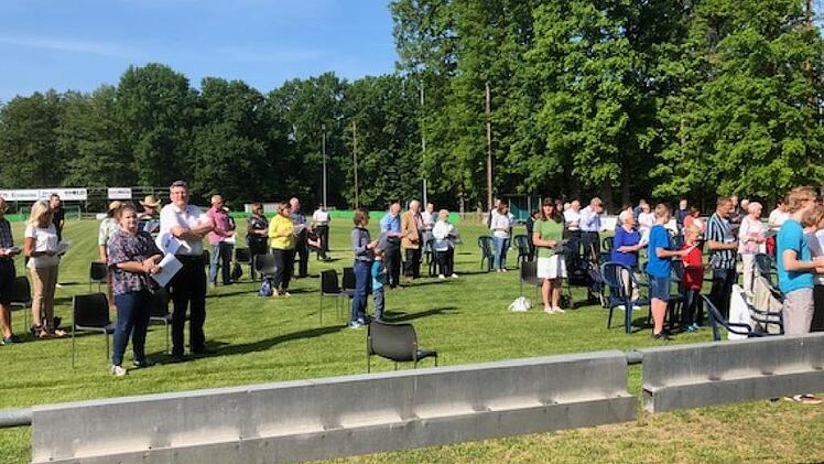 Die Besucher beim Gottesdienst auf dem Sportplatz der DJK Kersbach Foto: Gerhard Hoch