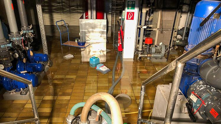 Vollkommen überschwemmt: der Technikraum des Hallstadter FreibadsArchivbild: Stadt Hallstadt