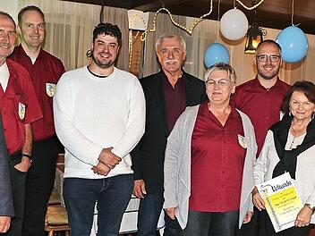 Die Bergmusikanten Geh&uuml;lz und der Nordbayerische Musikbund ehrten Mitglieder der Bergmusikanten.