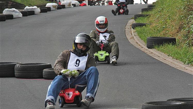Männer auf ihren rasenden Kisten  Fotos: Gerd Schaar