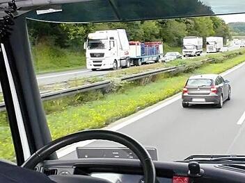 Bernhard bleibt hinterm Lkw-Steuer immer gelassen - egal wieviele Kollegen an ihm vorbeiziehen.  Foto:  Karina Brock