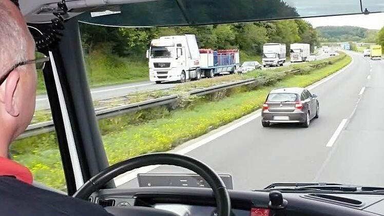 Bernhard bleibt hinterm Lkw-Steuer immer gelassen - egal wieviele Kollegen an ihm vorbeiziehen.  Foto:  Karina Brock
