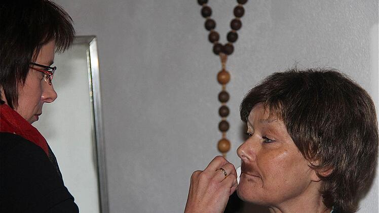 Traditionell spielen Frauen die Männerrollen. Hierzu werden Bärte aufgeschminkt.