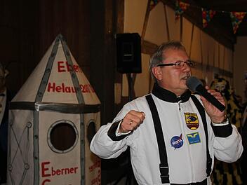 Kaum ist die Weihnachtszeit vorbei, greift Eberhard Wohl schon wieder nach den Sternen. Der Kulturring-Fasching entführt diesmal in den Weltraum. Foto: Eckehard Kiesewetter