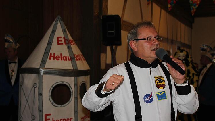 Kaum ist die Weihnachtszeit vorbei, greift Eberhard Wohl schon wieder nach den Sternen. Der Kulturring-Fasching entführt diesmal in den Weltraum. Foto: Eckehard Kiesewetter