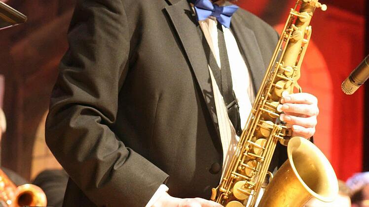 Ob mit dem Saxofon oder mit der Klarinette, Bandleader-Marco Plitzner spielte in fast allen Stücke Soli. Und am Ende sang das Publikum Marco Plitzner ein Geburtstagsständchen.