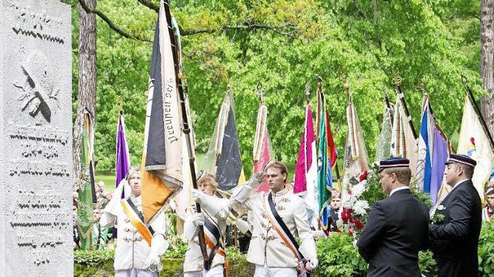 Nach dem Gedenken am Ehrenmal in den Arkaden, legten die Turnerschaften und Landsmannschaften einen weiteren Kranz am Ehrenmal der Deutschen Landsmannschaft im Hofgarten nieder.  Fotos: Florian Hecky