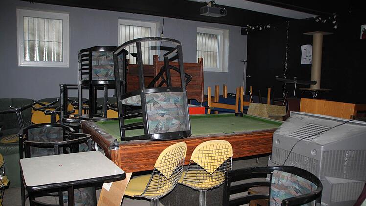 Im Billardzimmer stehen Tische und Stühle. Noch brauchen die Bauarbeiter Platz.