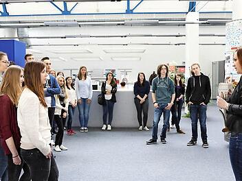 Maresa Schlemmer (rechts), Assistentin der Chefredaktion, zeigte den Teilnehmerinnen und Teilnehmern des Schnupperkurses Journalismus die Zentralredaktion der Mediengruppe Oberfranken. Foto: Barbara Herbst