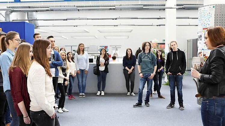 Maresa Schlemmer (rechts), Assistentin der Chefredaktion, zeigte den Teilnehmerinnen und Teilnehmern des Schnupperkurses Journalismus die Zentralredaktion der Mediengruppe Oberfranken. Foto: Barbara Herbst