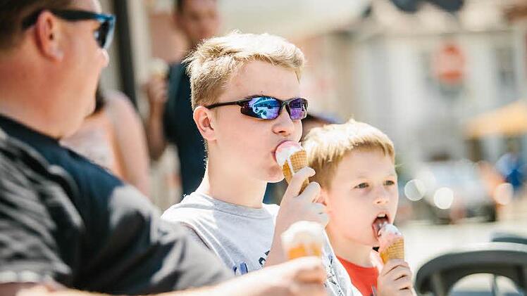 Papa Jörg Rang mit seinen Söhnen Max (14) und Benjamin (9, v.l.).