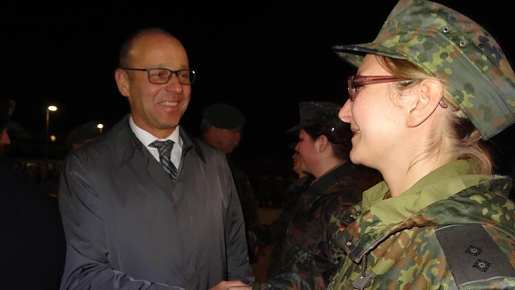 Glückwünsche gab es von Bürgermeister Gerd Kleinhenz für die frisch vereidigten Soldaten. Foto: Marion Eckert