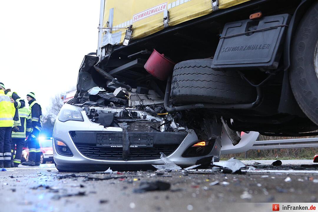 A3 voll gesperrt: Pkw rutscht unter Lkw
