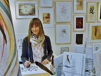 Die Kalligraphin Uta Berg bei ihrer Arbeit in der Spargasse.  Foto: Sigismund von Dobschütz