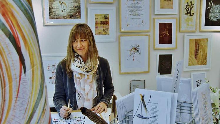 Die Kalligraphin Uta Berg bei ihrer Arbeit in der Spargasse.  Foto: Sigismund von Dobschütz