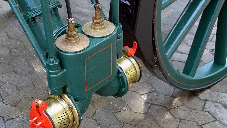 Peter Krug und seine Helfer haben den Sprengwagen von 1912 wieder auf Vordermann gebracht.  Foto: Peter Rauch