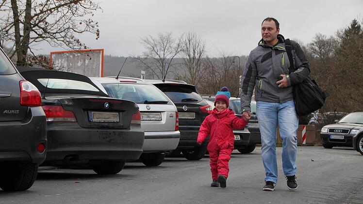 Alles voll: Michael Hahn aus Modlos geht mit Töchterchen Cora ins Schwimmbad. Dass der Weg von den Parkplätzen zur Therme etwas weiter ist, kennen die beiden schon. Sie nehmen es locker. Foto: Ulrike Müller