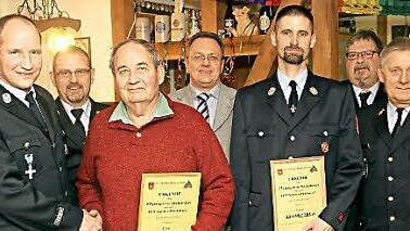 Ehrungen bei der Feuerwehr Neues an den Eichen (von links): Vorsitzender Elmar Schramm, Kommandant Stefan Hengel, Klaus Fischer, Bürgermeister Udo Siegel, Alexander Müller, KBM Bernd Schultheiß, KBR Manfred Lorenz  Foto: Michael Stelzner