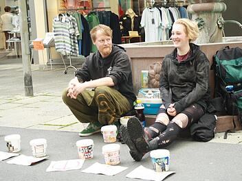 Neo (links) und Motte machen in Bad Kissingen Station. Auch wenn sie aktuell ein Dach über dem Kopf haben, ihr Zelt ist stets im Gepäck. Foto: Rasheed Saleh