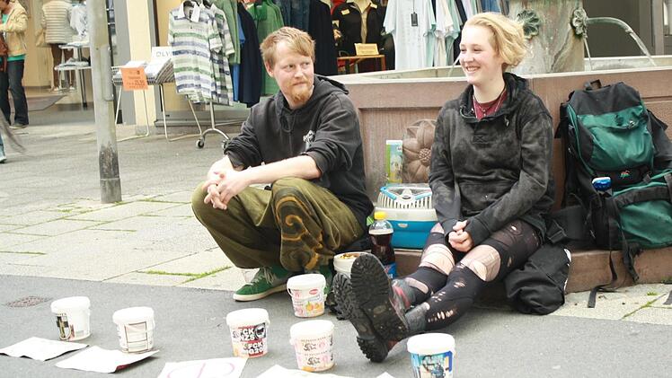Neo (links) und Motte machen in Bad Kissingen Station. Auch wenn sie aktuell ein Dach über dem Kopf haben, ihr Zelt ist stets im Gepäck. Foto: Rasheed Saleh