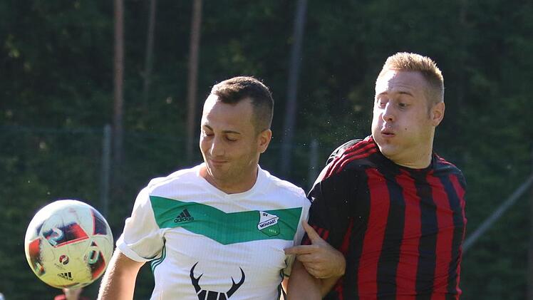 Sieht harmonisch aus, war es aber nicht. Im Derby ging es zur Sache, auch wenn Moggasts Levent Hamzacebioglu (li.) hier Arm in Arm mit Weilersbachs St&uuml;rmer Sebastian Dierl l&auml;uft.