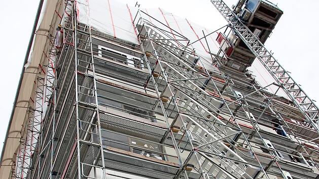 Das Landratsamt in Kronach ist eingerüstet und hat ein "zweites Dach". Foto: Marco Meißner