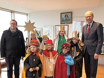 Kaplan Tobias Fehn (l.) begleitete die Sternsinger zu B&uuml;rgermeister German Hacker. Foto: privat