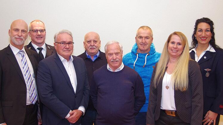 Ehrungen standen bei der Freiwilligen Feuerwehr Garitz an. Unser Bild zeigt (von links): Oberbürgermeister Kay Blankenburg, Ralf Schubert, Thomas Leiner, Siegbert Keßler, Ernst Georg Keß, Detlef Werner, Melanie Koch und Christina Scheit. Foto: Klaus Werner