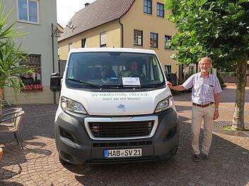 Der Euerdorfer Bürgermeister Peter Bergel freut sich über den neuen Bürgerbus und ist gespannt, wie er angenommen wird. Eine der Haltestellen ist auf dem Euerdorfer Marktplatz. Foto: Doris Bauer
