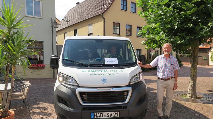 Der Euerdorfer Bürgermeister Peter Bergel freut sich über den neuen Bürgerbus und ist gespannt, wie er angenommen wird. Eine der Haltestellen ist auf dem Euerdorfer Marktplatz. Foto: Doris Bauer