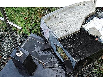 In Reichenbach haben Unbekannte unter anderem einen Grabstein zerstört. Foto: Bastian Sünkel