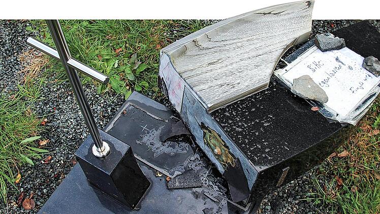In Reichenbach haben Unbekannte unter anderem einen Grabstein zerstört. Foto: Bastian Sünkel
