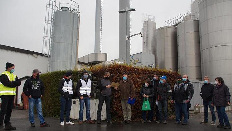 Bauern demonstrieren vor dem Milchhof Albert in Scheßlitz für höhere Milchpreise. Fotos: Joseph Beck